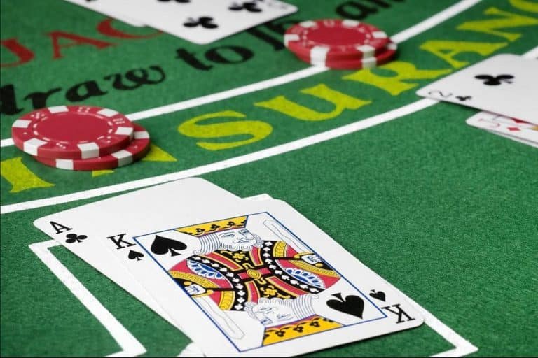 Pemain bermain permainan Bingo online di mpogacor88 dengan antarmuka ramah pengguna